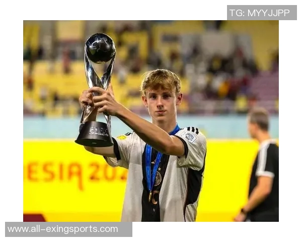 多特蒙德迎来新血液三名U17小将参与训练17岁后腰卡巴有望首秀德甲